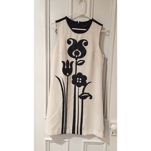 White & Blk Sleeveless Shift Dress w/Appliqué Sz M